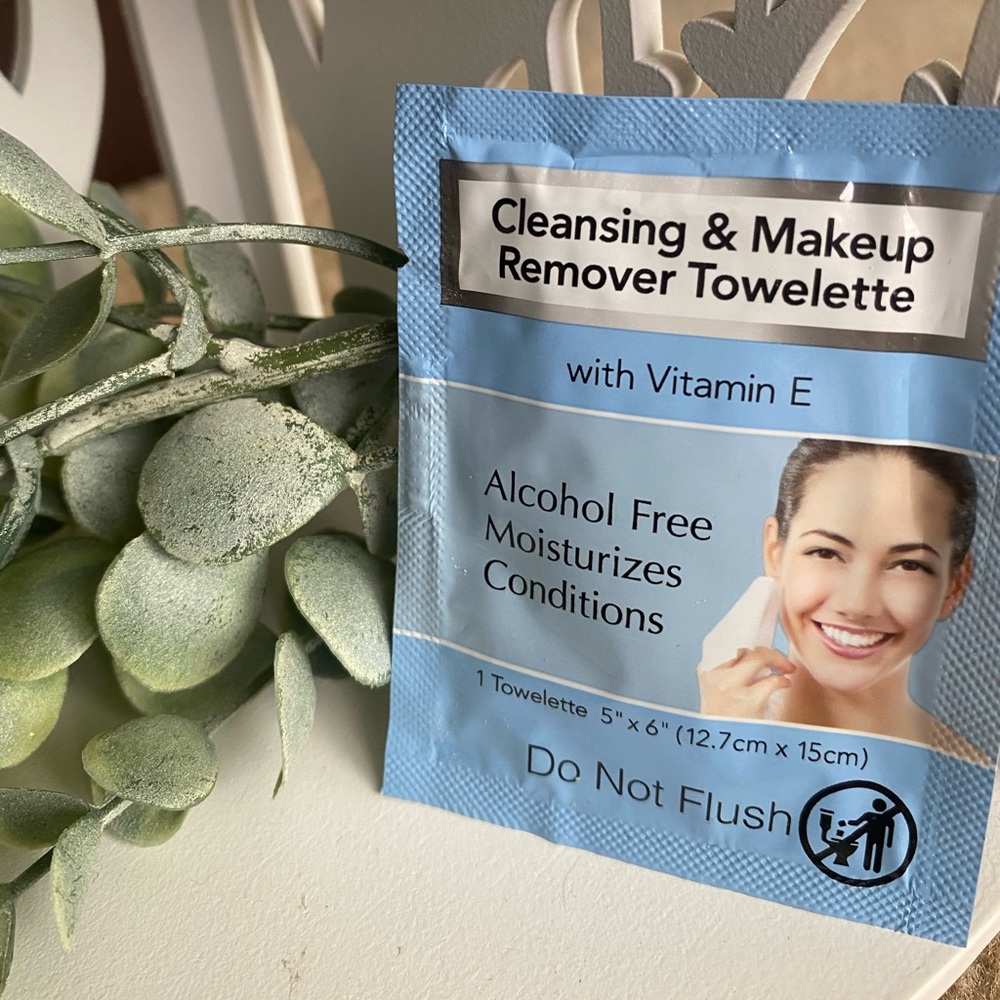 Diamond Wipes cleansing and makeup remover towel SAMPLE